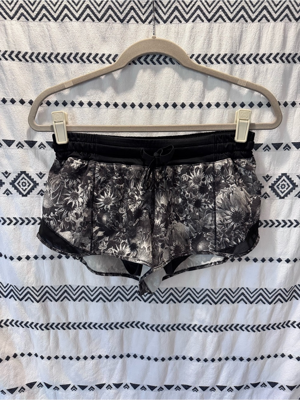 Lululemon Athletica hotty hot running  shorts women’s size 6